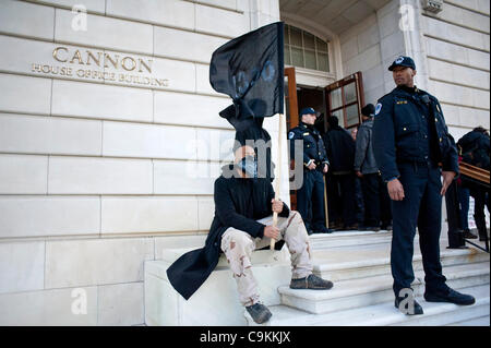 17. Januar 2012 - Hunderte von Demonstranten mit besetzen Bewegungen sammeln außerhalb der Hauptstadt Washington, District Of Columbia, USA - winken Zeichen und singen gegen eine Barriere der Polizei. (Bild Kredit: Pete Marovich/ZUMAPRESS.com ©) Stockfoto