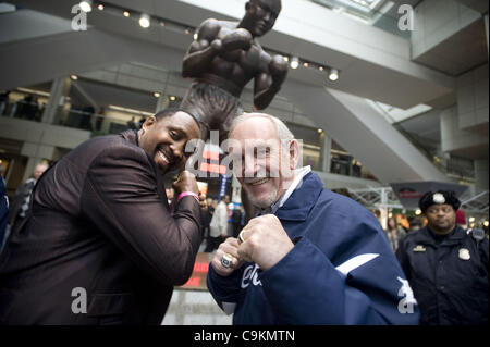 20. Januar 2012 - Detroit, Michigan, USA - Detroit Tigers Manager Jim Leyland, Recht, und legendäre Boxer Tommy Hearns stellen unter den Joe Louis Statue innen Cobo Hall während der Detroit Auto Show am 20. Januar 2012.  Leyland sagte, er war begeistert, als er herausfand, dass er Hearns treffen wollte. (Credi Stockfoto