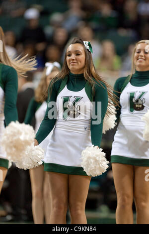 20. Januar 2012 - unterhält Cleveland, Ohio, USA - A Cleveland State Cheerleader die Fans während des Spiels gegen Green Bay.  Die Cleveland State Wikinger besiegte die Green Bay Phoenix 78 68 in das Spiel gespielt am Wolstein Center in Cleveland, Ohio. (Kredit-Bild: © Frank Jansky/Southcreek/ZUMAPRE Stockfoto