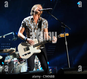 10. Juni 2011 - Nashville, Tennessee; USA - Musiker KEITH URBAN tritt bei LP Field im Rahmen des 40. Jahrestages des CMA Music Festival, das über einen Zeitraum von vier Tagen in der Innenstadt von Nashville stattfindet.  Copyright 2011 Jason Moore (Kredit-Bild: © Jason Moore/ZUMAPRESS.com) Stockfoto