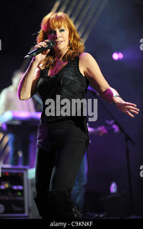 10. Juni 2011 - Nashville, Tennessee; USA - Sängerin REBA MCENTIRE tritt bei LP Field im Rahmen des 40. Jahrestages des CMA Music Festival, das über einen Zeitraum von vier Tagen in der Innenstadt von Nashville stattfindet.  Copyright 2011 Jason Moore (Kredit-Bild: © Jason Moore/ZUMAPRESS.com) Stockfoto