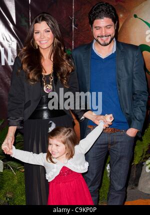 Ali Landry und ihre Familie im Ankunftsbereich für Cirque du Soleil Premiere von OVO, Grand Chapiteau am Santa Monica Pier, Santa Monica, CA 20. Januar 2012. Foto von: Emiley Schweich/Everett Collection Stockfoto