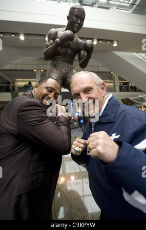 20. Januar 2012 - Detroit, Michigan, USA - Detroit Tigers-Manager JIM LEYLAND und legendäre Kämpfer stellen THOMAS "THE HITMAN" HEARNS unter Joe Louis Statue innen Cobo Hall während der Tiger-Winter-Karawane auf der Detroit Auto Show. Leyland sagte, er war begeistert, als er herausfand, dass er wollte Stockfoto