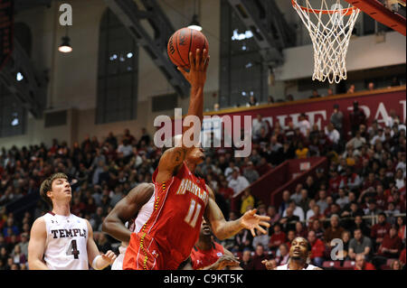 21. Januar 2012 - legt Philadelphia, Pennsylvania, USA - Maryland Terrapins vorwärts Mychal Parker (11) den Ball in. In einem Spiel bei der Palestra in Philadelphia, Pennsylvania. Tempel-Niederlagen Maryland mit einem Score von 73-60. (Kredit-Bild: © Mike McAtee/Southcreek/ZUMAPRESS.com) Stockfoto