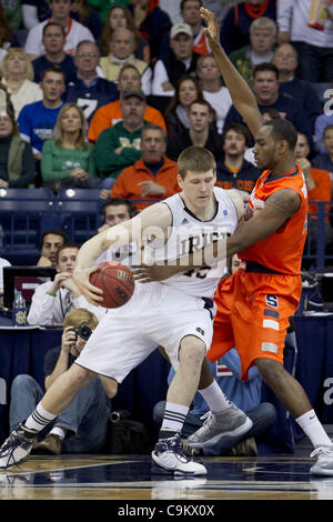 21. Januar 2012 - South Bend, Indiana, USA - Notre Dame nach vorne Jack Cooley (#45) in den Korb als Syrakus nach vorne treibt, die Rakeem Christmas (#25) in der zweiten Hälfte Aktion der NCAA Männer Basketball-Spiel zwischen Syrakus und Notre Dame verteidigt.  Die Notre Dame Fighting Irish besiegte die Syracuse Orange 67- Stockfoto