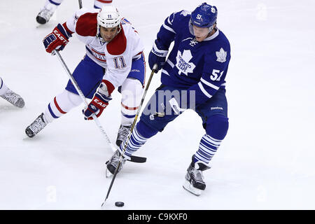 21. Januar 2012 - Toronto, Ontario, Kanada - Toronto Maple Leaf Verteidiger Jake Gardiner (51) und Montréal Canadiens vorwärts, Scott Gomez (11) Kampf um den Puck beim NHL-Aktion auf dem Air Canada Centre in Toronto, Ontario. Montreal besiegte Toronto 3: 1. (Kredit-Bild: © Jay Gula/Southcreek/ZUMAPRES Stockfoto