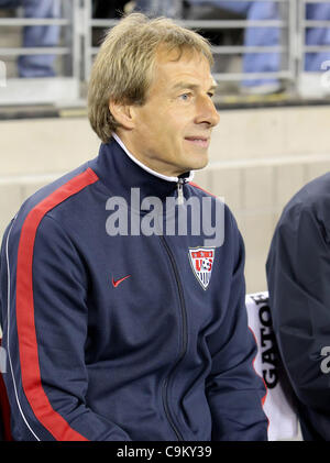 21. Januar 2012 - Phoenix, Arizona, USA - uns Männer Fußball-Trainer, Jürgen Klinsmann, sitzt auf der US-Bank beim Freundschaftsspiel gegen Venezuela. (Bild Kredit: Bruce Yeung/Southcreek/ZUMAPRESS.com ©) Stockfoto