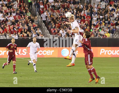 21. Januar 2012 - Phoenix, Arizona, USA - uns Mittelfeldspieler, #11 Brek Shea, leitet einen Ball auf seinen Teamkollegen im ersten Halbjahr das Freundschaftsspiel gegen Venezuela.  U.S. besiegt Venezuela 1: 0. (Bild Kredit: Bruce Yeung/Southcreek/ZUMAPRESS.com ©) Stockfoto