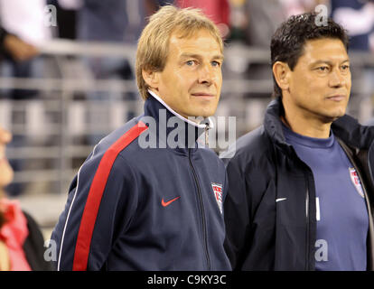 21. Januar 2012 - Phoenix, Arizona, USA - uns Männer Fußball-Trainer, Jürgen Klinsmann, steht für die Nationalhymne während der pregame Partie gegen Venezuela. (Bild Kredit: Bruce Yeung/Southcreek/ZUMAPRESS.com ©) Stockfoto