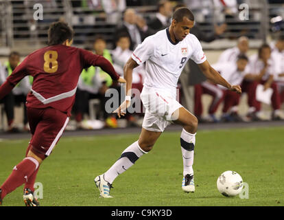 21. Januar 2012 - dribbelt Phoenix, Arizona, USA - uns #9 Teal Bunbury dem Ball gegen Venezuela Verteidiger in der ersten Hälfte das Freundschaftsspiel gegen Venezuela.  U.S. besiegt Venezuela 1: 0. (Bild Kredit: Bruce Yeung/Southcreek/ZUMAPRESS.com ©) Stockfoto