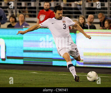 21. Januar 2012 - kickt Phoenix, Arizona, USA - uns #3 Heath Pearce den Ball zu seinem Mitspieler von der Seitenlinie in der ersten Hälfte das Freundschaftsspiel gegen Venezuela.  U.S. besiegt Venezuela 1: 0. (Bild Kredit: Bruce Yeung/Southcreek/ZUMAPRESS.com ©) Stockfoto