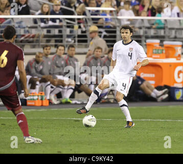 21. Januar 2012 - stoppt Phoenix, Arizona, USA - US #4 Michael Parkhurst den Ball, wie er entscheidet, wo man in der zweiten Jahreshälfte das Freundschaftsspiel gegen Venezuela übergeben.  U.S. besiegt Venezuela 1: 0. (Bild Kredit: Bruce Yeung/Southcreek/ZUMAPRESS.com ©) Stockfoto