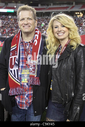 21. Januar 2012 - Phoenix, Arizona, USA - Drew Carey und Kelley Whilden stellen für ein Foto an der Seitenlinie von uns Männern Fußballspiel gegen Venezuela. (Bild Kredit: Bruce Yeung/Southcreek/ZUMAPRESS.com ©) Stockfoto