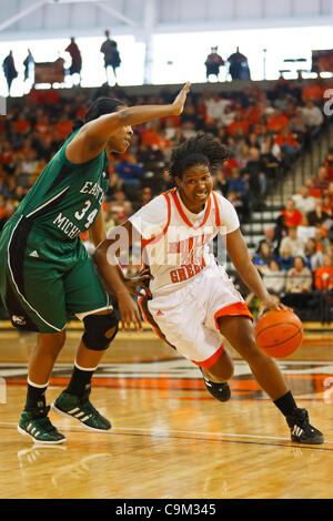 22. Januar 2012 - fährt Bowling Green, Ohio, USA - Bowling Green vorwärts Alexis Rogers (32) die Grundlinie gegen Eastern Michigan Center Indien Hairston (34) während der ersten Hälfte Spielaktion.  Bowling Green Falcons, der Mid-American Conference East Division, besiegte die Eastern Michigan Eagles, o Stockfoto