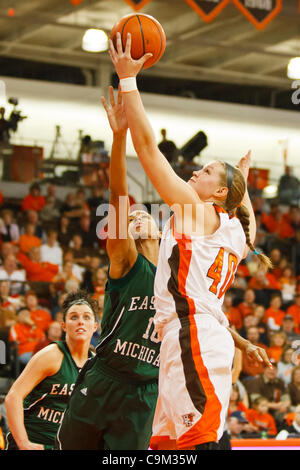 22. Januar 2012 - Bowling Green, Ohio, USA - Bowling Green vorwärts Jill Stein (40) Schlachten Eastern Michigan Wachen Natachia Watkins (10) für eine Erholung während der ersten Hälfte Spielaktion.  Bowling Green Falcons, der Mid-American Conference East Division, besiegte die Eastern Michigan Eagles, der M Stockfoto