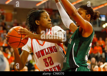 22. Januar 2012 - sieht Bowling Green, Ohio, USA - Bowling Green vorwärts Alexis Rogers (32) um eine Steckdose an einer ihrer Teamkollegen während der ersten Hälfte Spielaktion weiter zu machen.  Bowling Green Falcons, der Mid-American Conference East Division, besiegte die Eastern Michigan Eagles, der MAC West Divi Stockfoto