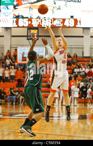 22. Januar 2012 - Bowling Green, Ohio, USA - Bowling Green vorwärts Danielle Havel (42) Triebe über Eastern Michigan weiterleiten Paige Redditt (32) während der zweiten Hälfte Spielaktion.  Bowling Green Falcons, der Mid-American Conference East Division, besiegte die Eastern Michigan Eagles des Westens MAC Stockfoto