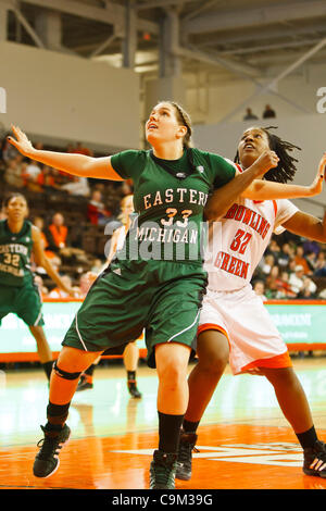 22. Januar 2012 - Bowling Green, Ohio, USA - Eastern Michigan vorwärts Olivia Fouty (33) und Bowling Green vorwärts Alex Rogers (32) Kampf für Rebounds Position während der zweiten Hälfte Spielaktion.  Bowling Green Falcons, der Mid-American Conference East Division, besiegte die Eastern Michigan Eagl Stockfoto