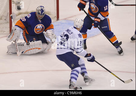 23. Januar 2012 - Toronto, Ontario, Kanada - New York Islanders Torwart Evgeni Nabokov (20) eine sichere bei Toronto Maple Leafs macht weiter Tim Connolly (12) auf der Suche nach einer Erholung der 1. Periode Aktion. Die Toronto Maple Leafs führen die New York Islanders 1 - 0 nach einer Periode im Air Canada Centre. (C Stockfoto