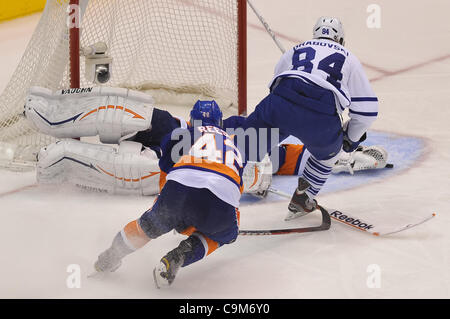 23. Januar 2012 - Toronto, Ontario, Kanada - New York Islanders Torwart Evgeni Nabokov (20) erstreckt sich über den Puck mit Toronto Maple Leafs vorwärts Mikhail Grabovski (84) auf der Suche nach Erholung der 3. Periode Aktion. Die Toronto Maple Leafs besiegten die New York Islanders 3 - 0 im Air Canada Centre Stockfoto