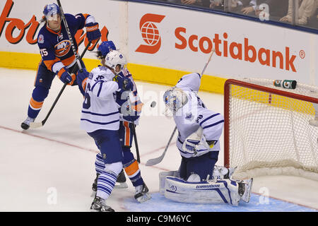 23. Januar 2012 - Toronto, Ontario, Kanada - Toronto Maple Leafs Torwart macht Jonas Gustavsson (50) eine sichere bei New York Islanders weiterleiten PA Parenteau (15) auf der Suche nach Erholung der 3. Periode Aktion. Die Toronto Maple Leafs, besiegten die New York Islanders 3 - 0 im Air Canada Centre. (Kredit Ima Stockfoto