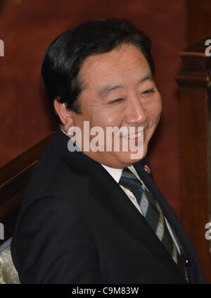 24. Januar 2012, Tokyo, Japan - hat Japans Premierminister Yoshihiko Noda einen herzlichen Moment vor der Auslieferung seiner Rede, wie die ordentliche Sitzung der Ernährung auf Dienstag, 24. Januar 2012 in Tokio beruft. Noda wird erwartet, dass die Verhandlungen mit der Opposition-Camps auf der Passage von Rechnungen stellen Stockfoto