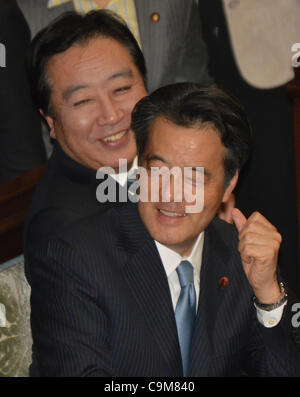 24. Januar 2012, Tokyo, Japan - hat Japans Premierminister Yoshihiko Noda einen herzlichen Moment vor der Auslieferung seiner Rede, wie die ordentliche Sitzung der Ernährung auf Dienstag, 24. Januar 2012 in Tokio beruft. Vizepremier Katsuya Okada ist Vordergrund.  Noda wird erwartet, dass eine Verhandlung mit Gesicht Stockfoto