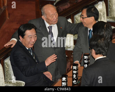 24. Januar 2012, hat Tokio - Japans Premierminister Yoshihiko Noda, links, einen herzlichen Moment mit seinen Mitmenschen Demokraten vor der Auslieferung seiner Rede, wie die ordentliche Sitzung der Ernährung auf Dienstag, 24. Januar 2012 in Tokio beruft.  Noda wird erwartet, dass eine Verhandlung mit dem Gegenteil konfrontiert Stockfoto