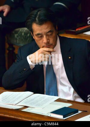 24. Januar 2012, Tokyo, Japan - zuhört Japans Vizepremierminister Katsuya Okada Premierminister Yoshihiko Noda, wie er seine Rede liefert, wie die ordentliche Sitzung der Ernährung auf Dienstag, 24. Januar 2012 in Tokio beruft. (Foto von Natsuki Sakai/AFLO) AYF - mis- Stockfoto