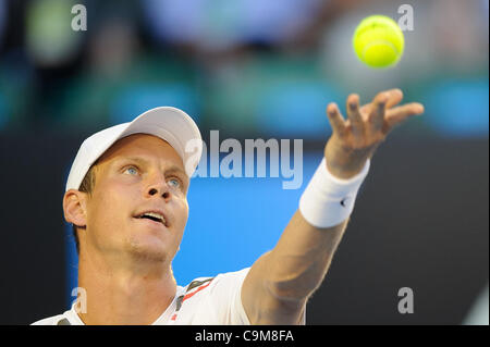 24. Januar 2012 - Melbourne, Victoria, Australien - Tomas Berdych (CZE) dient gegen Rafael Nadal (ESP) während ein Männer Viertelfinale Spiel am Tag neun der 2012 Australian Open in Melbourne Park, Australien. (Bild Kredit: Sydney Low/Southcreek/ZUMAPRESS.com ©) Stockfoto