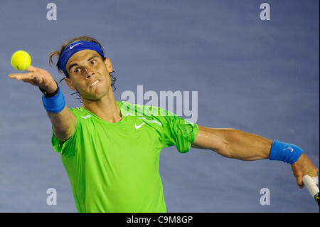 24. Januar 2012 - Melbourne, Victoria, Australien - bereitet Rafael Nadal (ESP), gegen Tomas Berdych (CZE) in einem Männer Viertelfinale Spiel am Tag neun der 2012 Australian Open in Melbourne Park, Australien zu dienen. (Bild Kredit: Sydney Low/Southcreek/ZUMAPRESS.com ©) Stockfoto