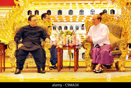 Pakistans Präsident Asif Ali Zardari im Gespräch mit Myanmar Präsident Thein Sein während der Treffen im Haus des Präsidenten in Nay Pyi Taw am Dienstag, 24. Januar 2012. Stockfoto