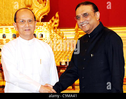 Pakistans Präsident Asif Ali Zardari schüttelt Hand mit Myanmar Präsident Thein Sein während der Treffen im Haus des Präsidenten in Nay Pyi Taw am Dienstag, 24. Januar 2012. Stockfoto