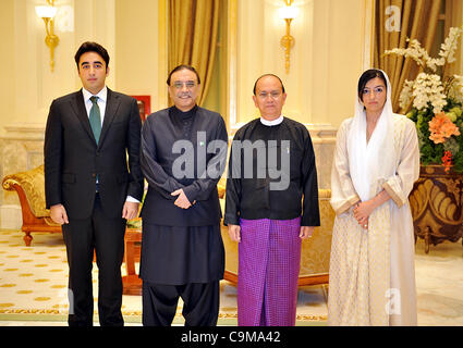 Ein Gruppenfoto von Pakistans Präsident Asif Ali Zardari, Myanmar Präsident, Thein Sein, Völker Party (PPP) Vorsitzender, Bilawal Bhutto Zardari und Aseefa Bhutto Zardari während treffen im Haus des Präsidenten in Nay Pyi Taw am Dienstag, 24. Januar 2012. Stockfoto