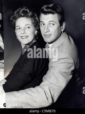 ROCK HUDSON mit Phyllis Gates 1955.Supplied von Fotos, inc. (Kredit-Bild: © Globe Photos/ZUMAPRESS.com) Stockfoto