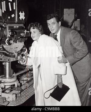 ROCK HUDSON mit Phyllis Gates bei Universal International. (Kredit-Bild: © Globe Photos/ZUMAPRESS.com) Stockfoto