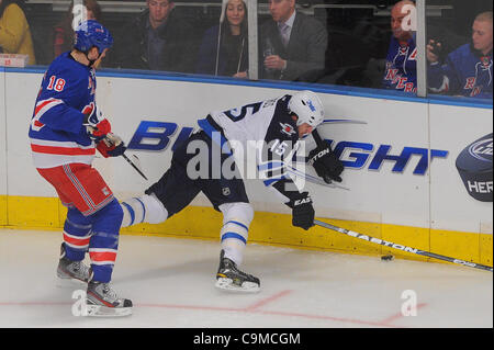 24. Januar 2012 überprüft - Newark, New Jersey, USA - New York Rangers Verteidiger Marc Staal (18) Winnipeg Jets linken Flügel Tanner Glas (15) in die Bretter während der zweiten Periode NHL Aktion zwischen den Winnipeg Jets und den New York Rangers im Madison Square Garden in New York, N.Y. Die Rangers führen die J Stockfoto