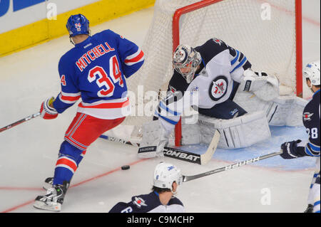 24. Januar 2012 - Newark, New Jersey, USA - Winnipeg Jets Torhüter Ondrej Pavelec (31) klopft entfernt lose Puck während der dritten Periode NHL-Aktion zwischen den Winnipeg Jets und den New York Rangers im Madison Square Garden in New York, N.Y. (Credit-Bild: © Willen Schneekloth/Southcreek/ZUMAPRESS.com) Stockfoto