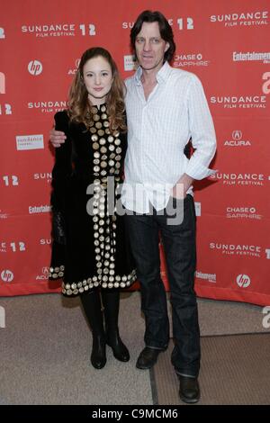 Andrea Riseborough, James Marsh im Ankunftsbereich für SHADOW DANCER Premiere 2012 Sundance Film Festival, Eccles Theatre, Park City, UT 24. Januar 2012. Foto von: James Atoa/Everett Collection Stockfoto