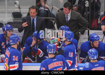 24. Januar 2012 Cheftrainer - Newark, New Jersey, USA - New York Rangers John Tortorella zu seinem Team in ein Timeout während der dritten Periode NHL Aktion zwischen den Winnipeg Jets und den New York Rangers im Madison Square Garden in New York, N.Y spricht. Die Rangers besiegte die Jets 3-0. (Kredit-Bild: © Willen Stockfoto