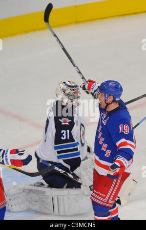 24. Januar 2012 - Newark, New Jersey, USA - New York Rangers Zentrum Brad Richards (19) feiert sein Tor am Winnipeg Jets Torhüter Ondrej Pavelec (31) während der dritten Periode NHL Aktion zwischen den Winnipeg Jets und den New York Rangers im Madison Square Garden in New York, N.Y. Die Rangers besiegte die Stockfoto