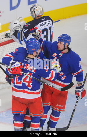 24. Januar 2012 - Newark, New Jersey, USA - New York Rangers-Zentrum, die Brad Richards (19) auf sein Ziel durch Recht gratulierte ist wing Ryan Callahan (24) und linken Flügel Brandon Dubinsky (17) während der dritten Periode NHL Aktion zwischen den Winnipeg Jets und den New York Rangers im Madison Square Garden in New Yo Stockfoto