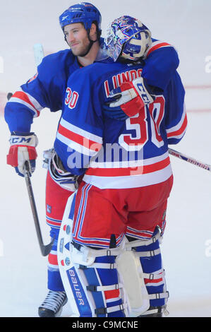 24. Januar 2012 - Newark, New Jersey, USA - New York Rangers rechten Flügel Brandon Prust (8) gratuliert Torwart Henrik Lundqvist (30) zu seinen Shutout während der dritten Periode NHL Aktion zwischen den Winnipeg Jets und den New York Rangers im Madison Square Garden in New York, N.Y. Die Rangers besiegte die Jet Stockfoto