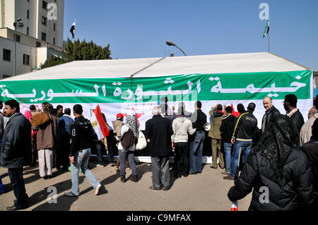 Die Szenen in einer um Kairoer berühmt (Befreiung) Tahrir-Platz am ersten Jahrestag der Revolution, die Mubarak gestürzt.  Ein Zelt zur Unterstützung der syrischen Revolution und Aufstand befindet sich am Westende des den Platz neben der arabischen Liga. Stockfoto