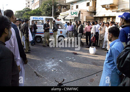 Menschen versammeln sich auf der Website, wo drei Anwälte niedergeschossen wurden, und ein Anwalt von unbekannten schützen, nach dem Vorfall in Karachi auf Mittwoch, 25. Januar 2012 Brand verletzt. Stockfoto