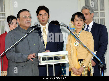 Pakistans Präsident Asif Ali Zardari zusammen mit Daw Aung San Suu Kyi Adressen Pressekonferenz in Yangon auf Mittwoch, 25. Januar 2012. Pakistan-Völker-Partei (PPP) Vorsitzender, Bilawal Bhutto Zardari und Aseefa Bhutto Zardari stellen auch bei dieser Gelegenheit. Stockfoto