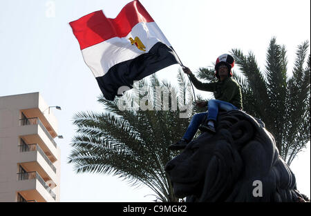 25. Januar 2012 sammeln - Kairo, Ägypten - Ägyptische Demonstranten des einjährigen Jubiläums 25. Januar-Aufstand auf dem Tahrir-Platz in Kairo, Ägypten. Ein Jahr zuvor begann die gleichen Tag Ägypter einen Aufstand führte in dem Sturz des ehemaligen Präsidenten Hosni Mubarak. (Kredit Bild Stockfoto