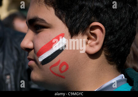 Kairo, Ägypten. 24. Januar 2012. Ägyptische 1. Jahrestag Revolution Tahrir Quadrat Kairo junge mit Nummer 25 in arabischen und ägyptischen Flagge auf Gesicht gemalt Stockfoto