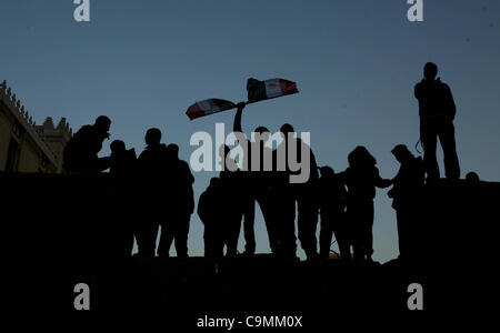 25. Januar 2012 sammeln - Kairo, Ägypten - Ägyptische Demonstranten des einjährigen Jubiläums 25. Januar-Aufstand auf dem Tahrir-Platz in Kairo. Ein Jahr zuvor begann die gleichen Tag Ägypter einen Aufstand führte in dem Sturz des ehemaligen Präsidenten Hosni Mubarak. (Kredit-Bild: © Naa Stockfoto