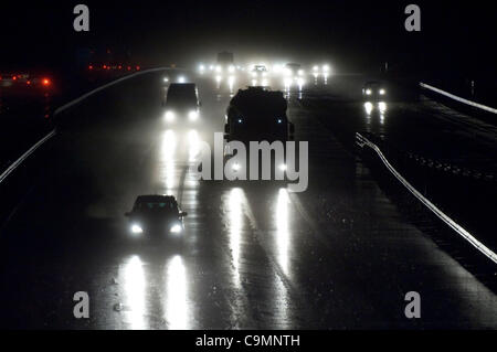 Rush Hour Autofahrer fahren durch Graupel auf der M4 in der Nähe von Cardiff, Südwales. Stockfoto